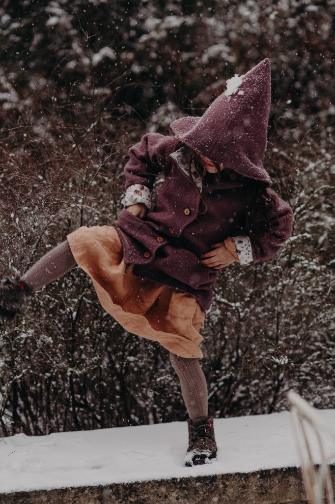 Mädchen in handgefertigtem Mantel aus Wollwalk