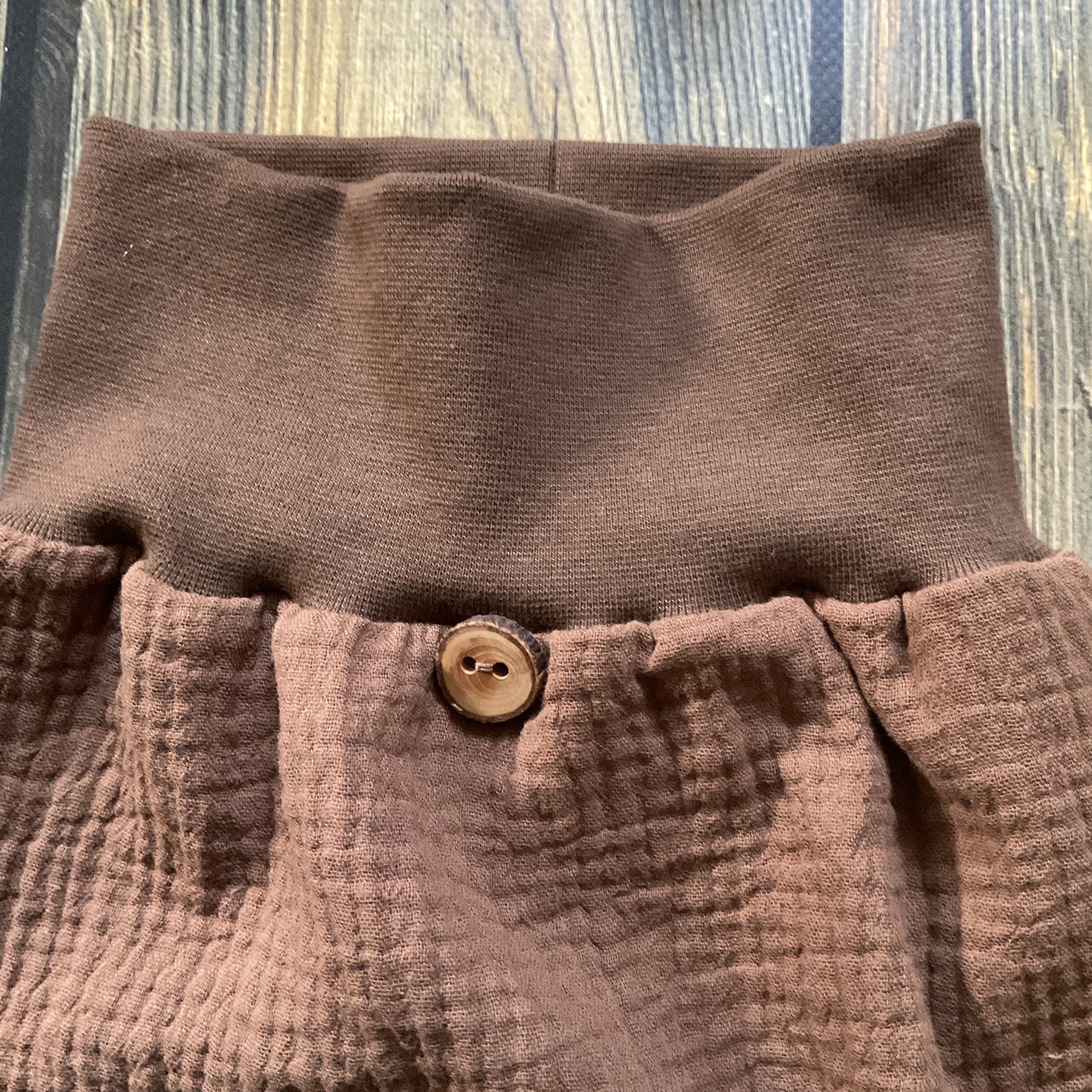 Lange Musselinhose braun Detail