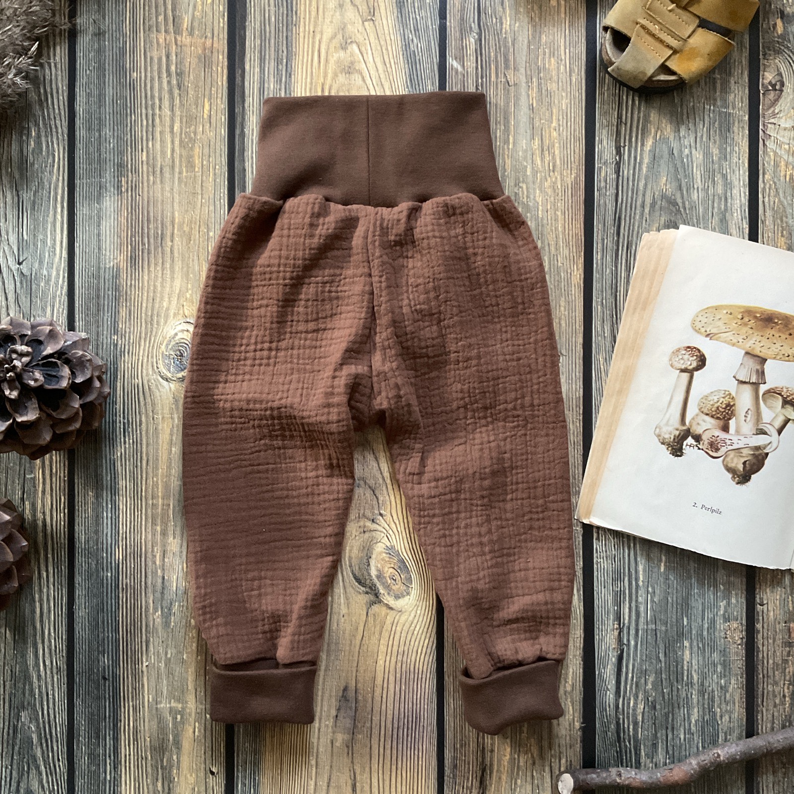 Lange Musselinhose braun hinten