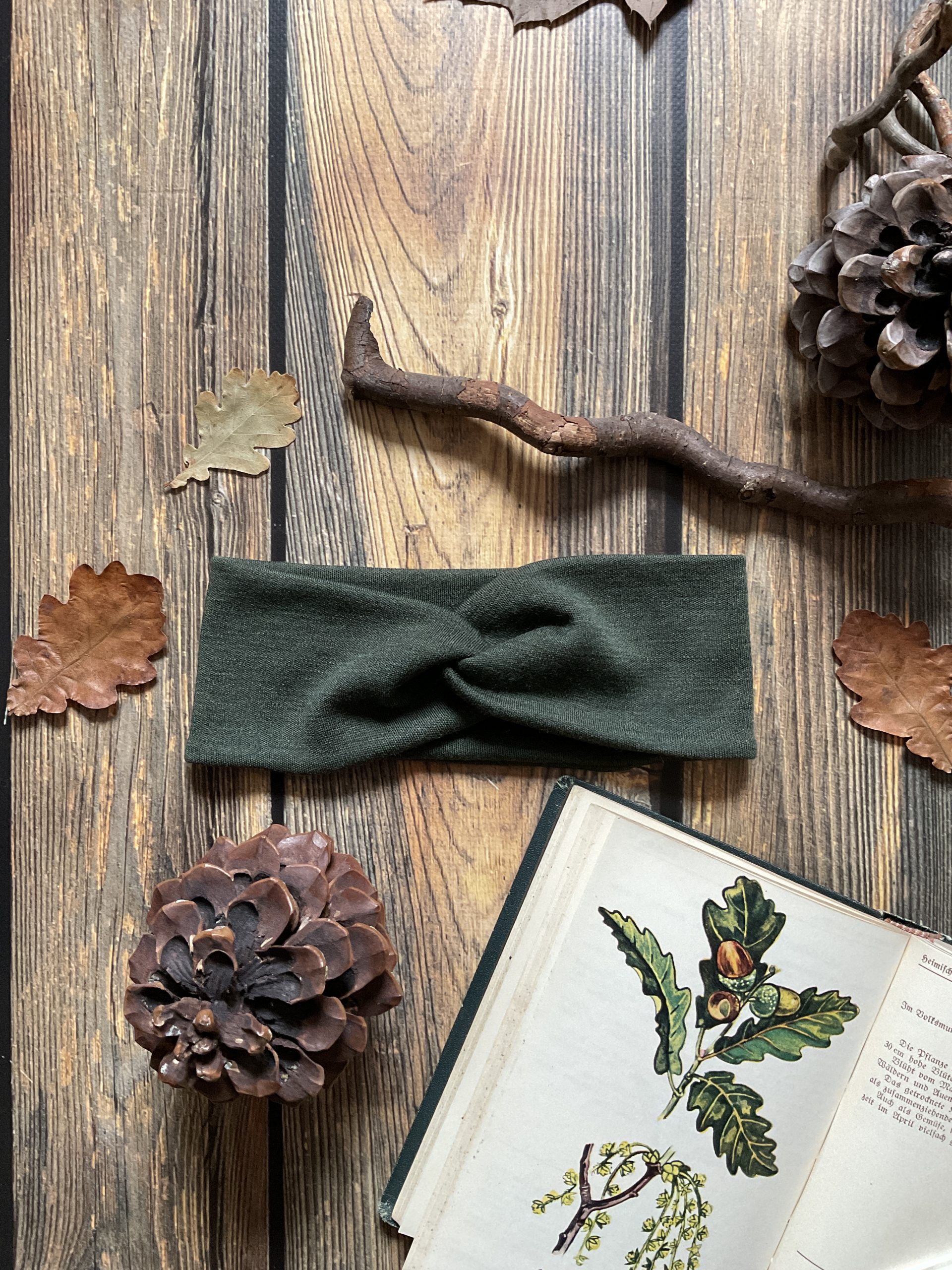 Knotenstirnband aus Merinojersey dunkelgrün