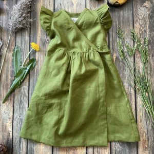 Vorderansicht vom Wickelkleid aus moosgrünem Leinen