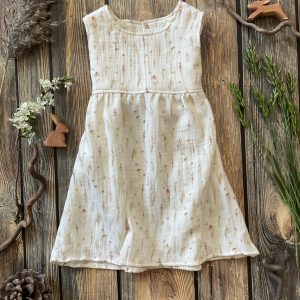 Ärmelloses Kleid aus Musselin mit zartem Muster in Erdtönen auf creme